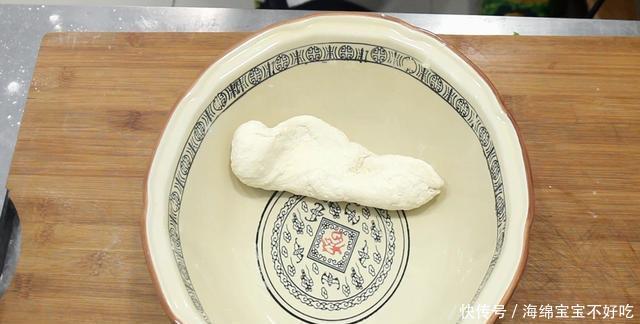 出水:河南特色美食菜蟒,皮薄如纸,不出水不露馅,咬一口满嘴都是菜