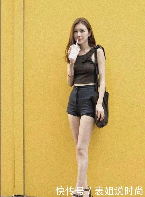 街拍路人，清新优雅，简洁大方的搭配，让你彰显女神的魅力气质
