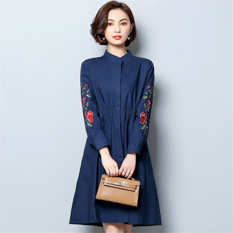 牛仔裤落伍了!今秋流行薄风衣+小脚裤，老婆和妈妈一口气买3件