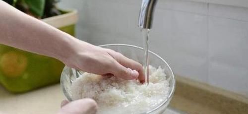  『花生饼麻渣』想要自己动手制花肥，该做哪些准备？用3种垃圾做原料就够了