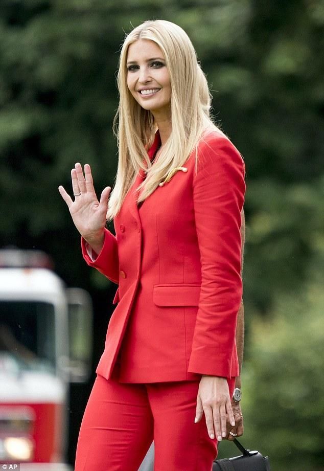 伊万卡赶往佛罗里达竞选集会,穿樱桃红西装和樱桃红高跟鞋