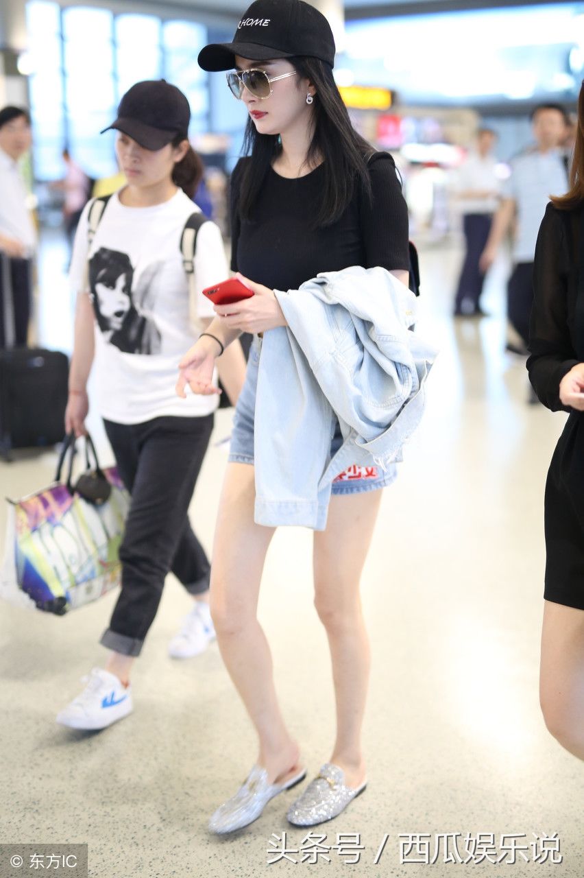杨幂现身机场，炫腹装还是你穿的好看 网友:这牛仔裤很普通呀!
