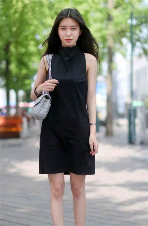 清秀@街拍：小姐姐穿黑色露肩短裙，长发飘飘，清秀俊逸