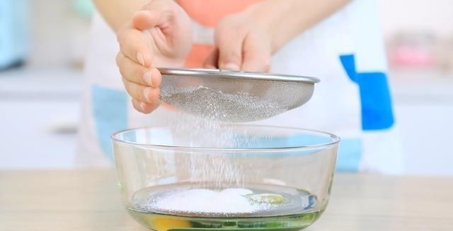  「碗里」超文艺的草莓三明治，3颗草莓半个柠檬，蒸一蒸就搞定