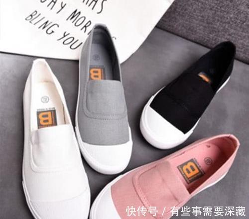 「搭配」无论是阔腿裤还是连衣裙,今年春夏都流行搭配帆布鞋穿!
