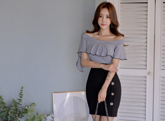 女神孙允珠，沥青花蛾荷叶飘带抹胸包臀裙