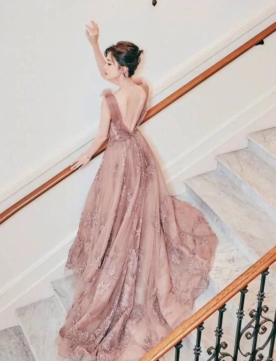 杨幂倪妮唐嫣的美背不相上下，可最好看的还是阮经天的前女友