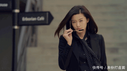  「秋冬季节」别买马丁靴了，现在流行“无痕靴”时髦显高，明星都在穿