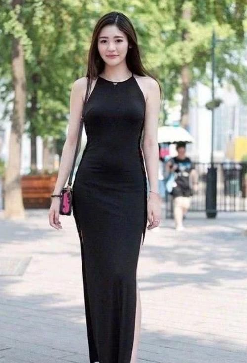  『风采』潮范儿女神来了，街拍：身材高挑的美女，一条黑色的连衣裙，时尚女神风采