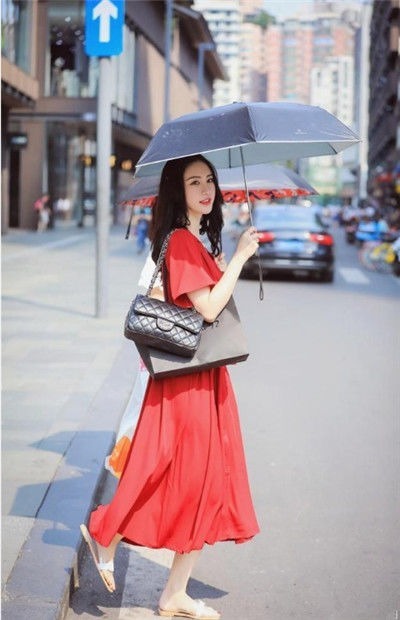 #动人#街拍：温文儒雅的小姐姐，身材紧致动人，走路自带气质