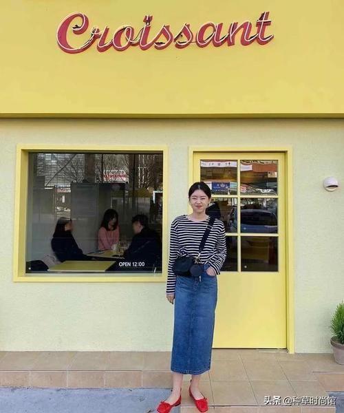 『 反差感』+ 裙子”才是今春王炸穿搭，扔掉高跟鞋！“平底鞋