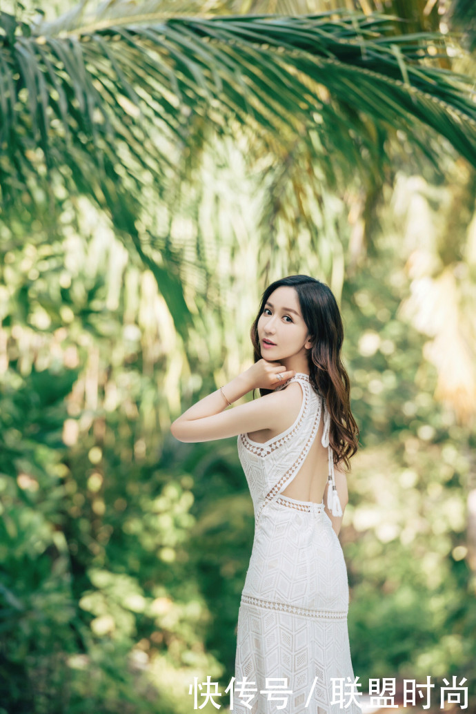 娄艺潇穿露背开叉裙，暴露了一双惊艳美腿，网友：身材比例简直了