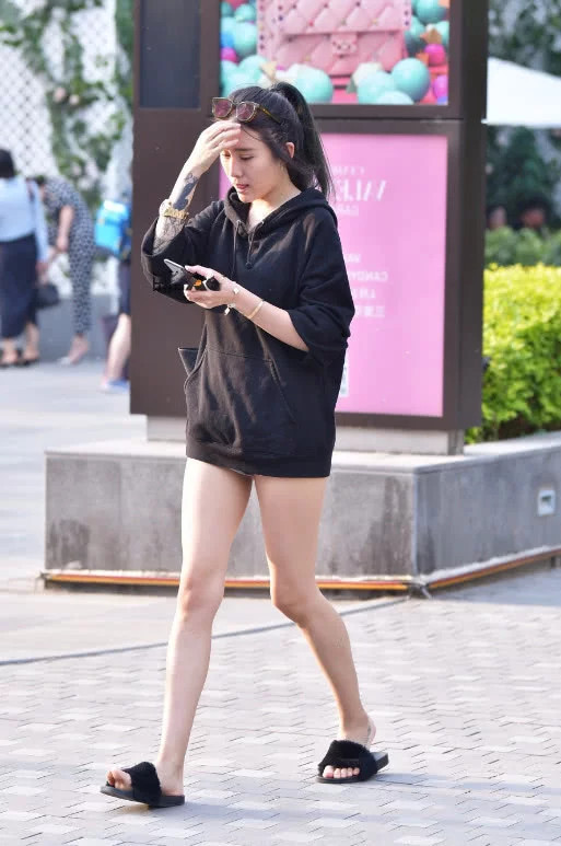 气质小姐姐大玩下身消失女神范儿十足，引得无数路人竞相围观