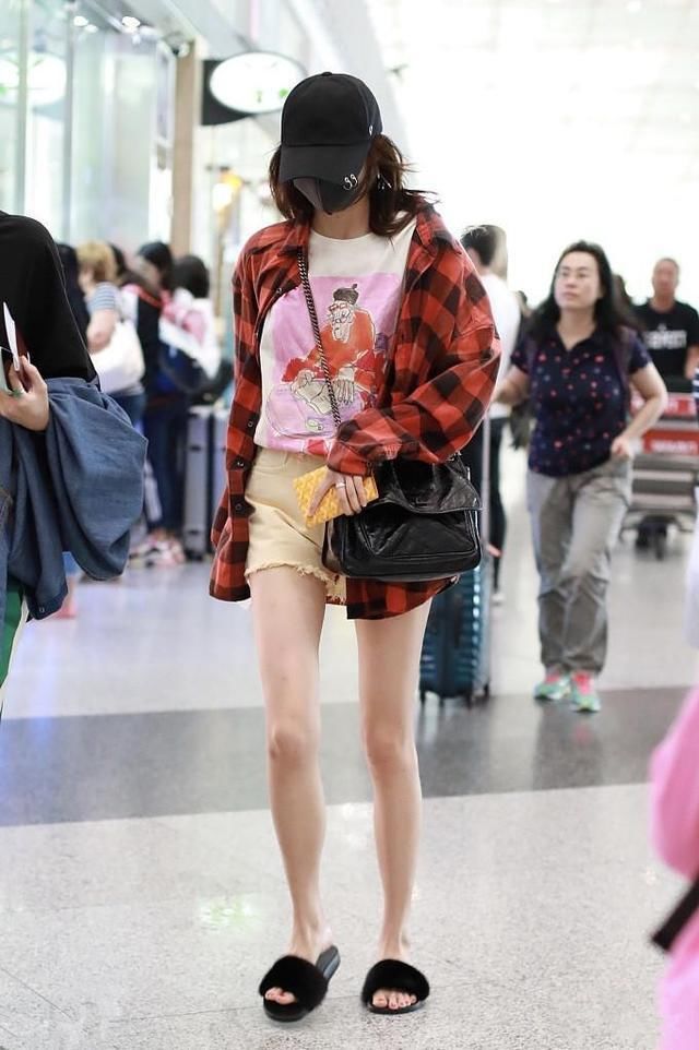 178的刘雯和173的关晓彤，同穿拖鞋走机场，气质差距却不止5厘米