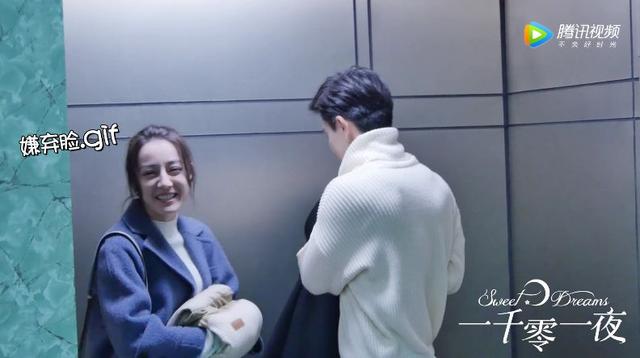 热巴邓伦"电梯吻"花絮曝光 两人对视羞笑网友大呼甜蜜