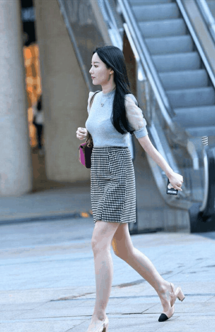 街拍:A字裙的小姐姐,配上薄丝袜, 大长腿都是这样出来的?