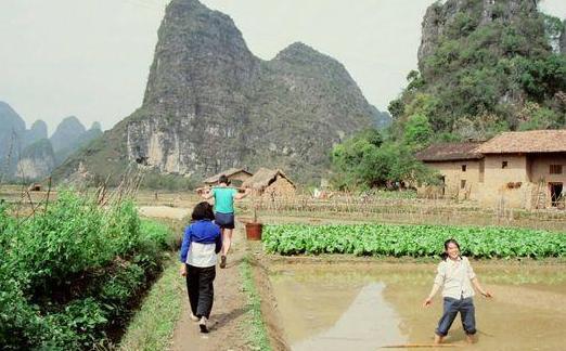 罕见老照片：7、80年代的广西正在实行计划生育，墙上贴满大字报