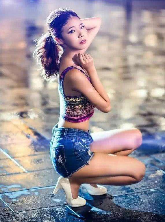 紧身裤让性感女人更加妖娆妩媚，经典的潮流范超强气场