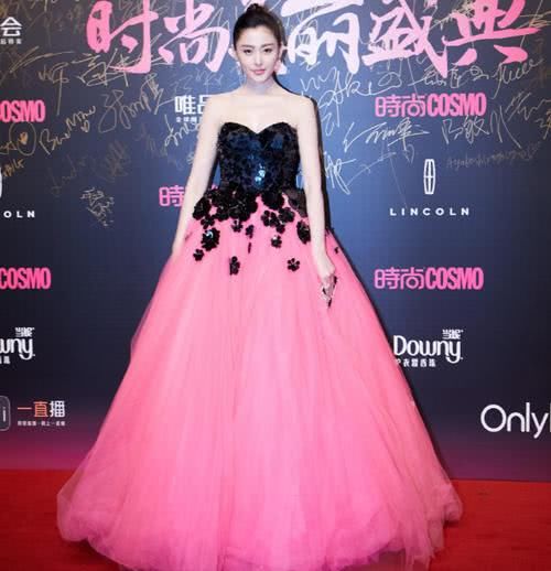 张天爱遇上喇叭裤，超模都要哭，穿出胸以下都是腿