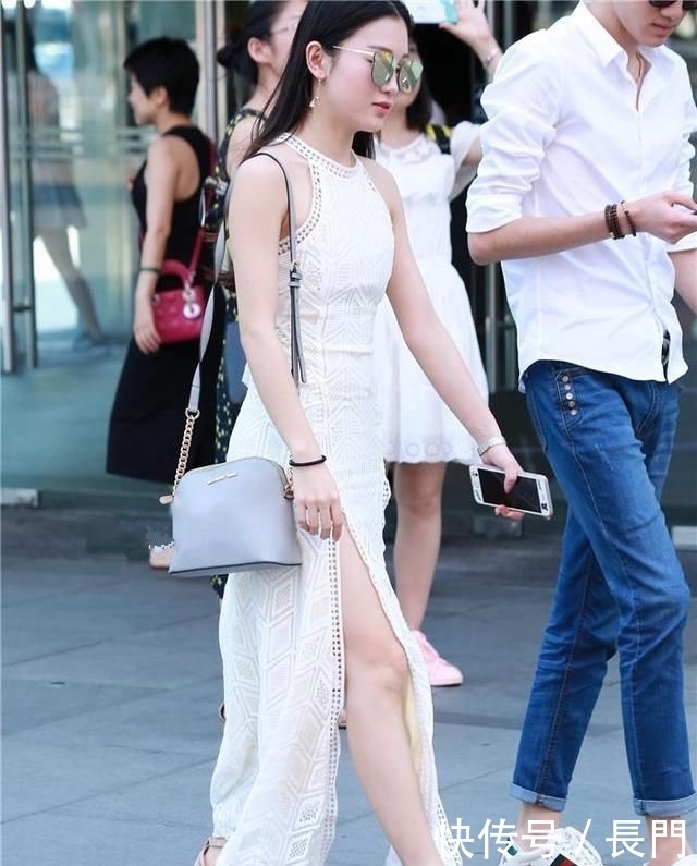 『美女』路人街拍,露肩开叉连衣裙美女,无处安放的性感美腿