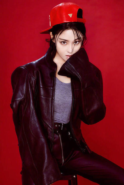 张馨予裤子拉链绝了，这是我见过最长的拉链了，意外好看到爆