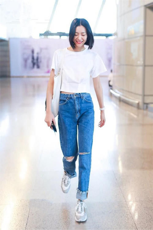  「穿搭」刘雯衣品真的好！烂大街的牛仔裤也能穿出高级感，时髦显瘦又显高