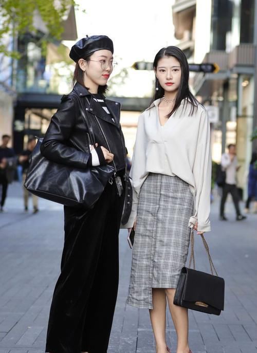 【闺蜜】街拍:小姐姐丝绒休闲裤加皮夹克,戴着小巧的皮帽,文艺帅气