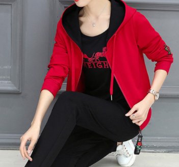 难怪老婆都不穿裙子了，原来今年这样的运动套装，比裙子还洋气