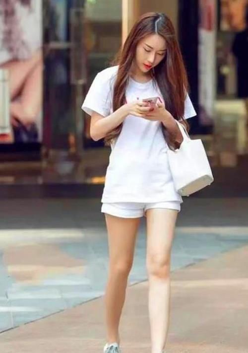  「气质」街拍：面带笑容的小姐姐，一条吊带牛仔裙，时尚魅力气质范