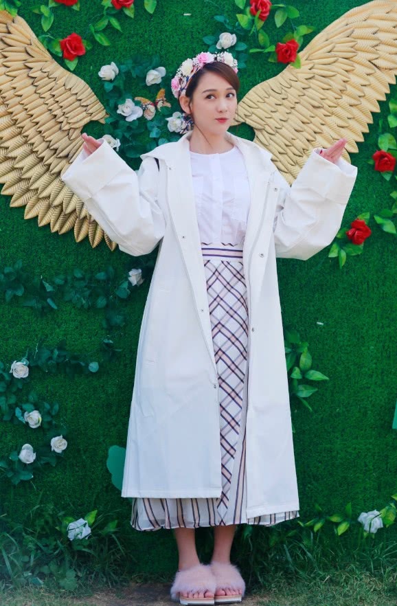 陈乔恩太时髦了，居然给鞋子加个“V”，这鞋子怕是要火一整年！