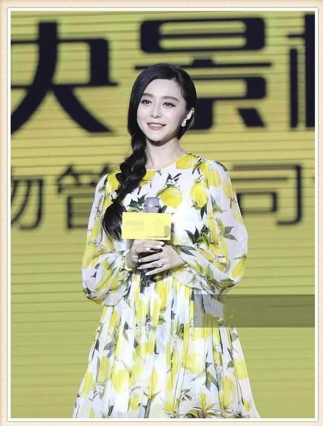 瘦下来的赵薇就是强!一件印花连衣裙尽显女王范，范爷完全不能比