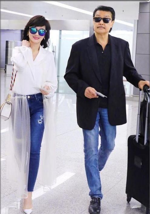 64岁赵雅芝真会玩！牛仔裤外面非要套层纱，网友：难怪老公会跟着