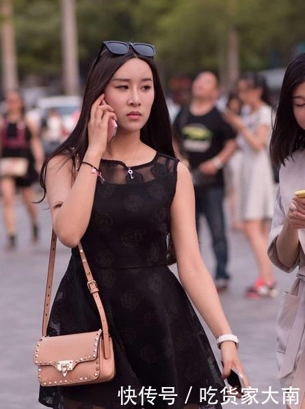  #驾驭#街拍：黑色裙子不仅显瘦百搭，还能轻松驾驭不同场合