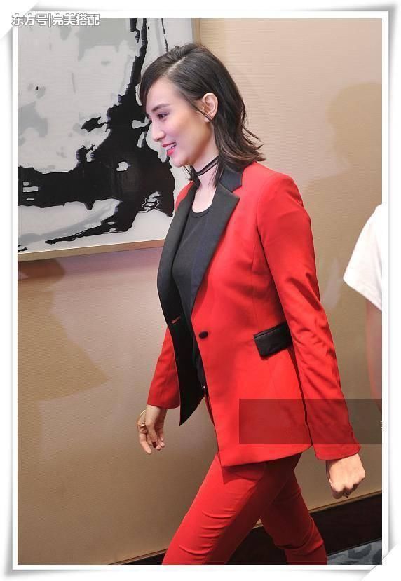本以为穿西装的宋佳够保守了,可看到她的黑纱打底衫,我呆了!