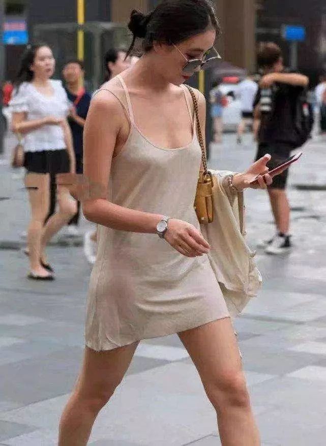 街拍：小姐姐薄纱连衣裙逛街，很有魅力，网友：确定不是睡衣？