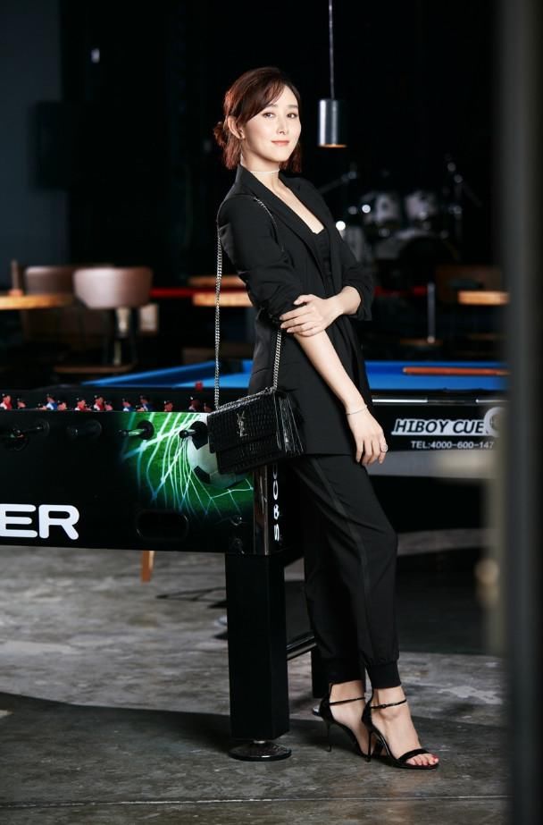 39岁胡静玩起下衣失踪一点不输19岁少女，大长腿胜过关晓彤！