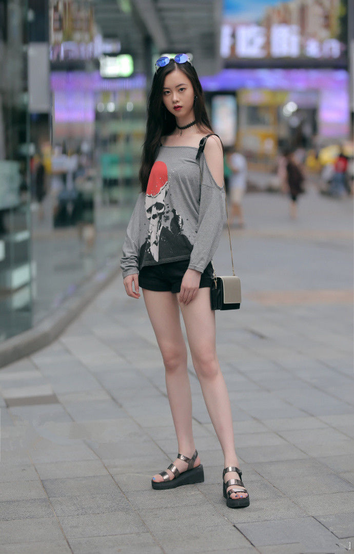 重庆街拍,这样的中规中矩的穿搭也会有另一番的美法