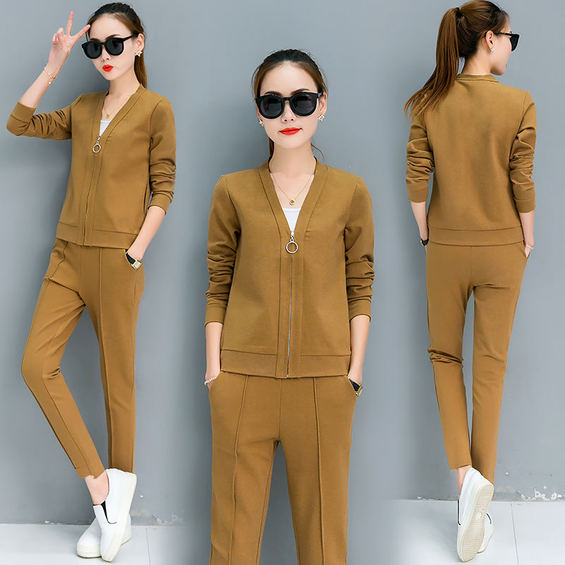 国庆出去玩，穿裙子不方便!新出的休闲套装+小白鞋，到哪都洋气