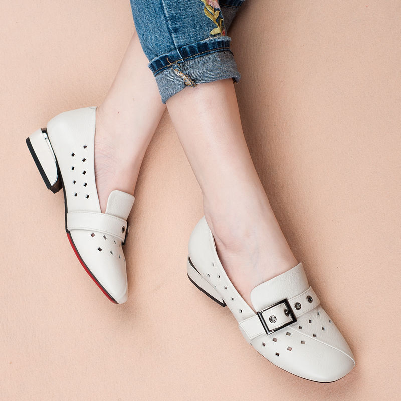 高跟鞋淘汰了!现今流行穿“柔软妈妈鞋”，还别说耐脏还忒洋气