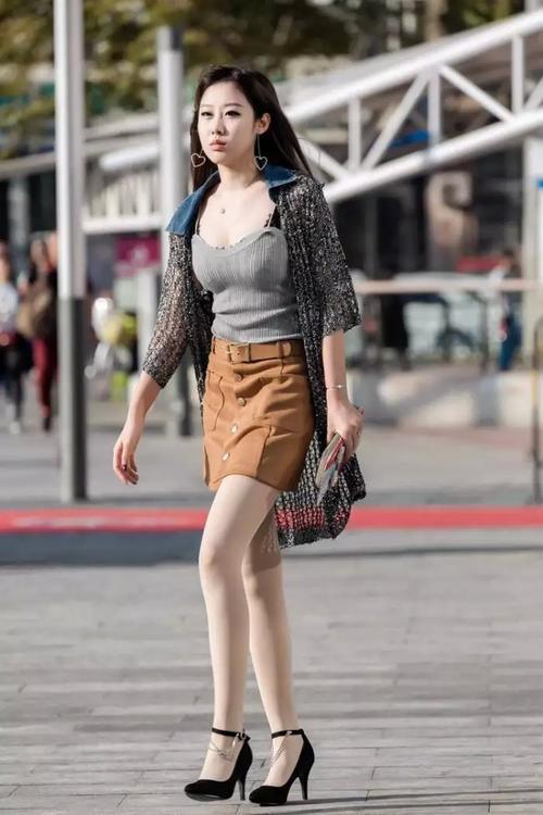 街拍:黑色连衣裙,蛇精的脸蛋,姐姐迷人的眼神!