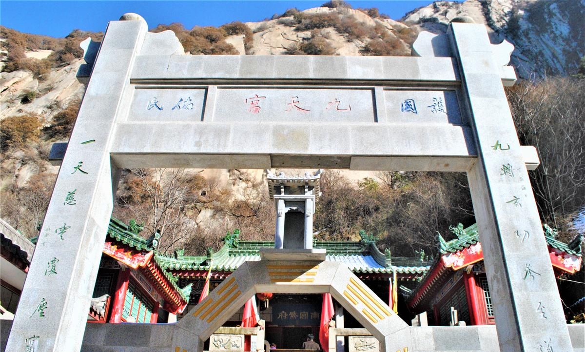 华山：中华十大名山排名第一，年门票收入3.5亿，有许多险关要隘