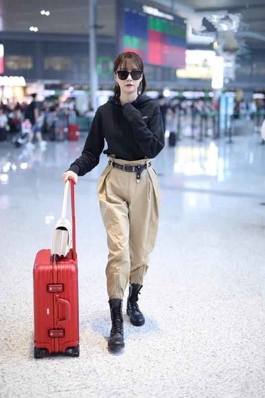 同穿“纸袋裤”，沈梦辰帅气有型，吴昕秒变小矮人!