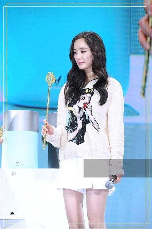 叶一茜为显腿长，短裤都提到胸了，结果撞上杨幂，简直不能再尴尬