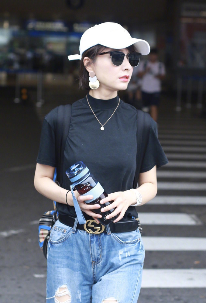 吴昕为显腿长把中腰裤拉成高腰裤，这明显的三角区真是辣眼睛