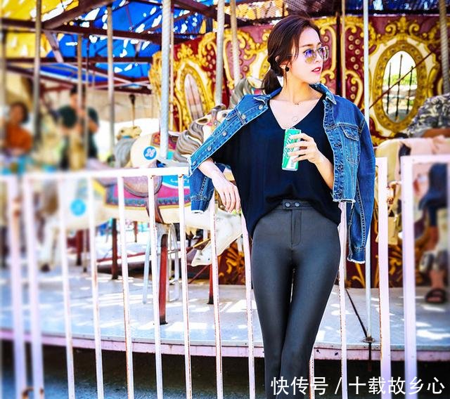 很容易搭配衣服的紧身皮裤，那么的显性感！