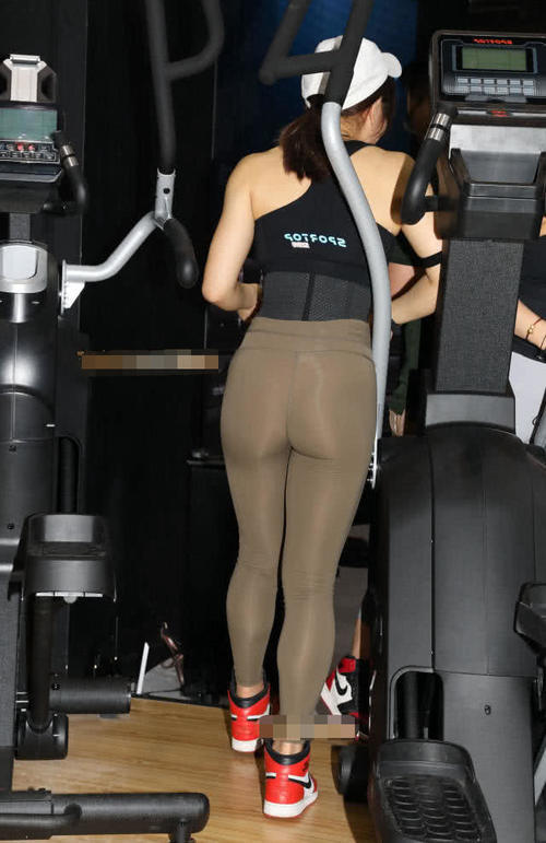 肉感萌妹子紧身裤绷出丰腴的臀线，白色的棒球帽很有日韩风