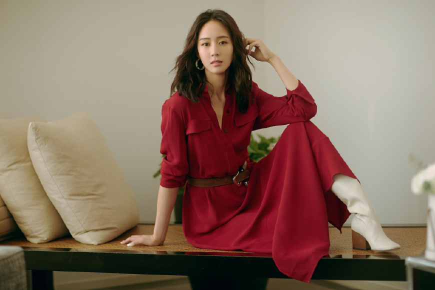 36岁张钧甯身着一袭深V长裙亮相，精致又有女人味