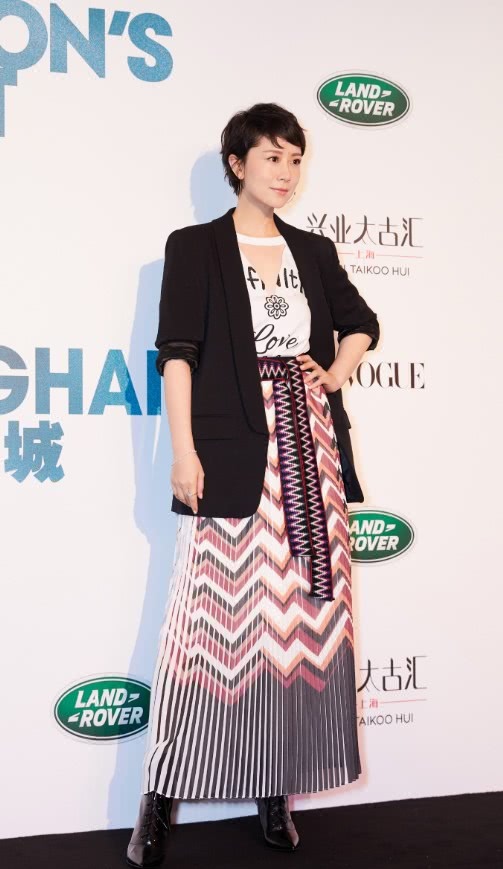 海清得轻成啥样了，竟把紫色的“茄子”当鞋穿，不怕踩烂了？