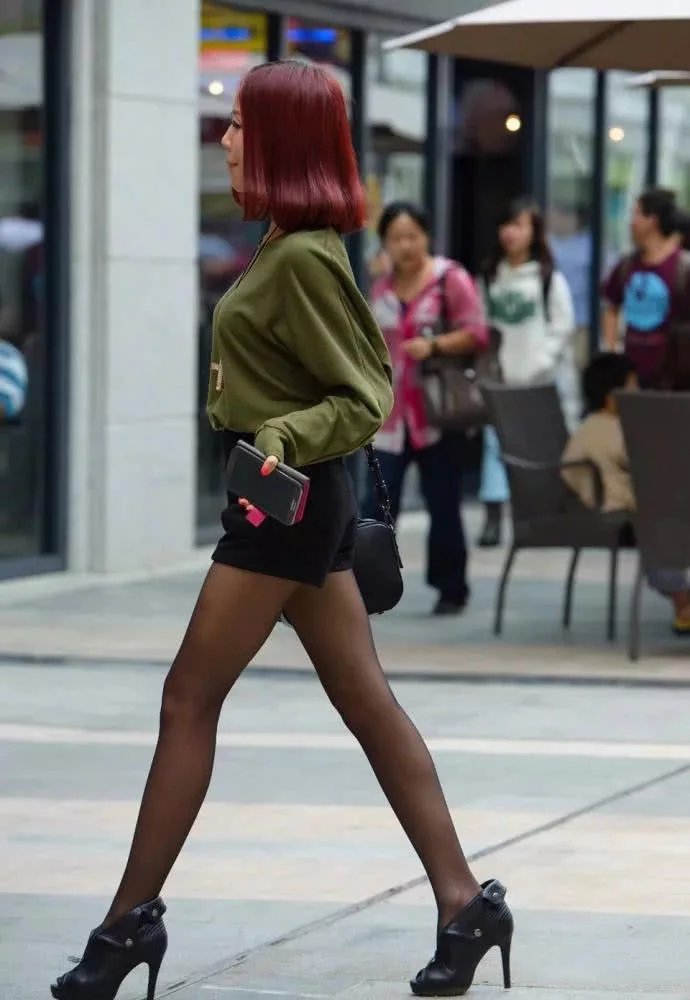 性感的小姐姐搭配黑色诱惑丝袜，干练的短发傲人的身材，让人眼前