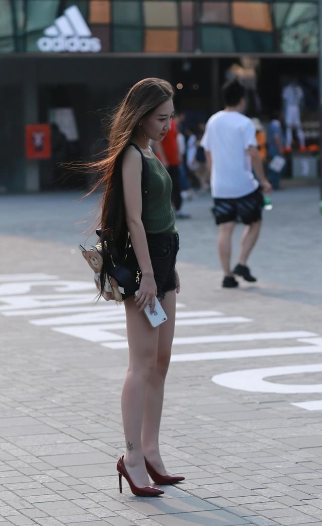 街拍逛街时遇到一位红色高跟鞋的长腿美胸姑娘